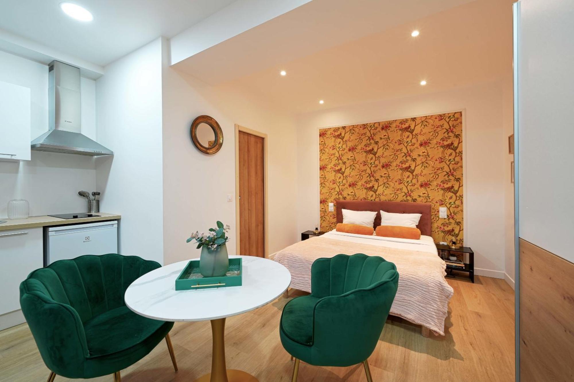 Modern Renovated Studio With A Touch Of Gilded Glamour Central Paris Apartment Exterior photo