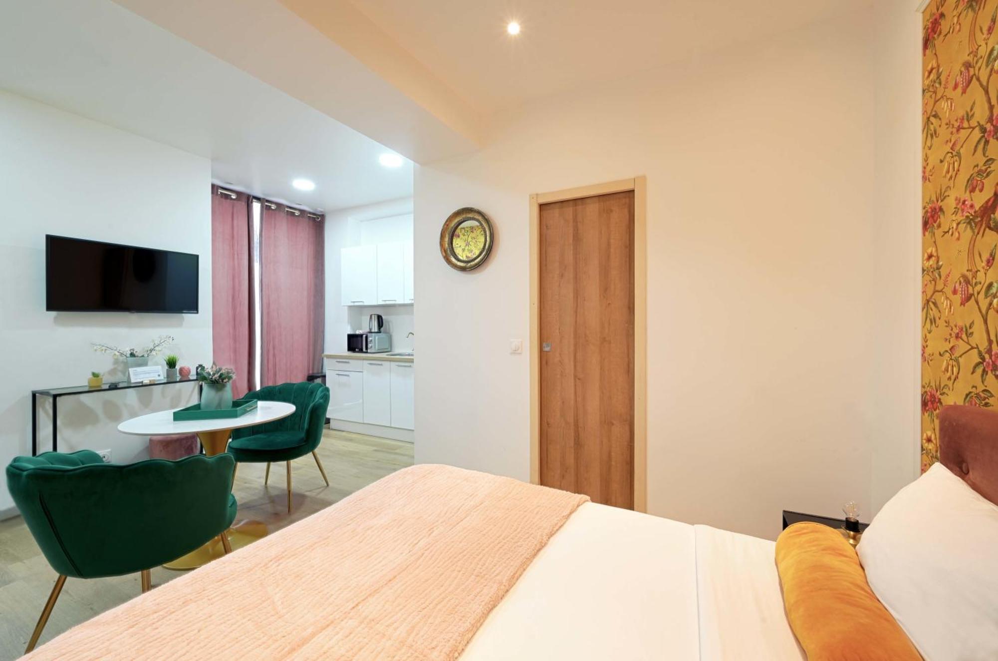 Modern Renovated Studio With A Touch Of Gilded Glamour Central Paris Apartment Exterior photo