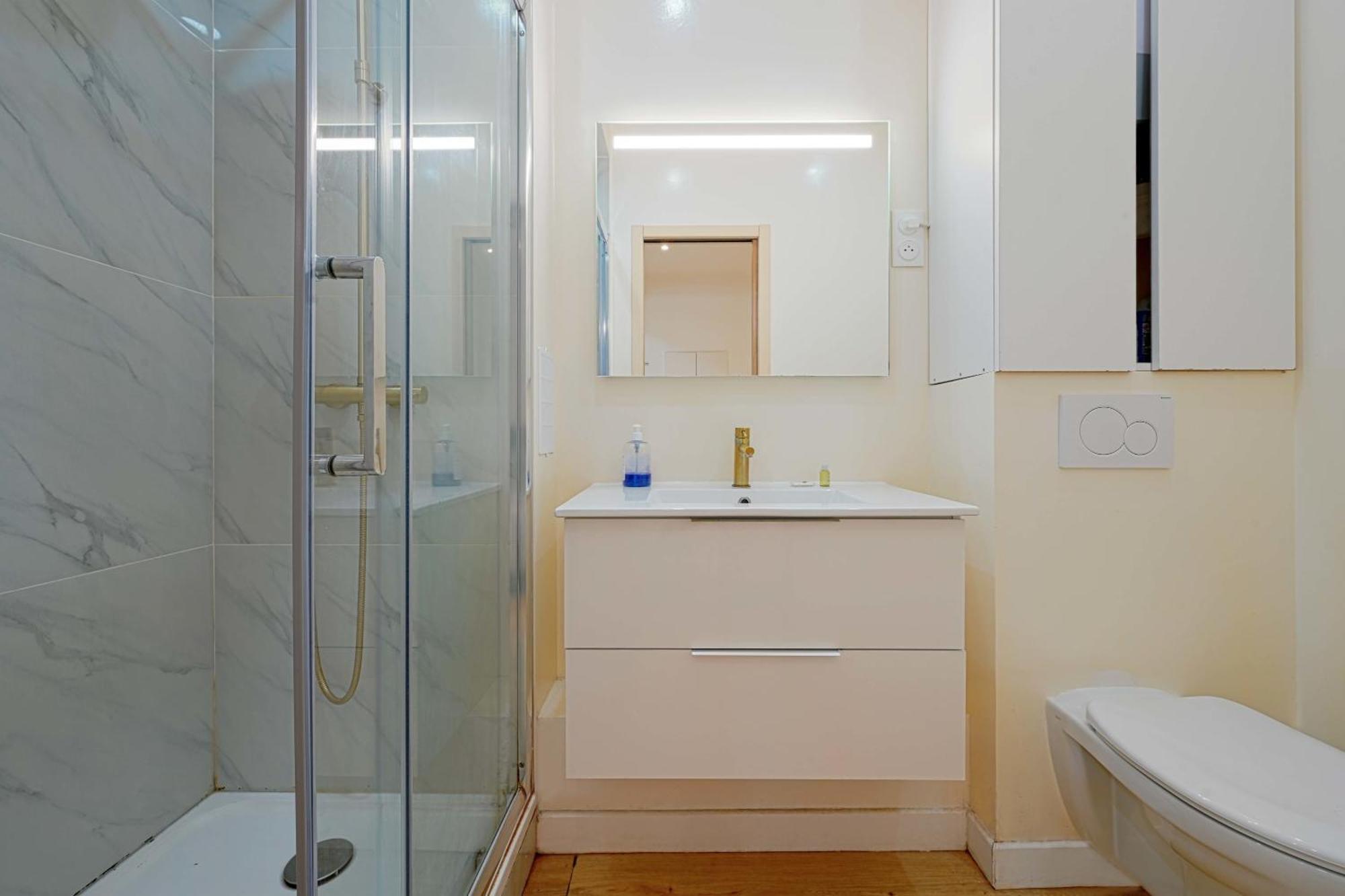 Modern Renovated Studio With A Touch Of Gilded Glamour Central Paris Apartment Exterior photo