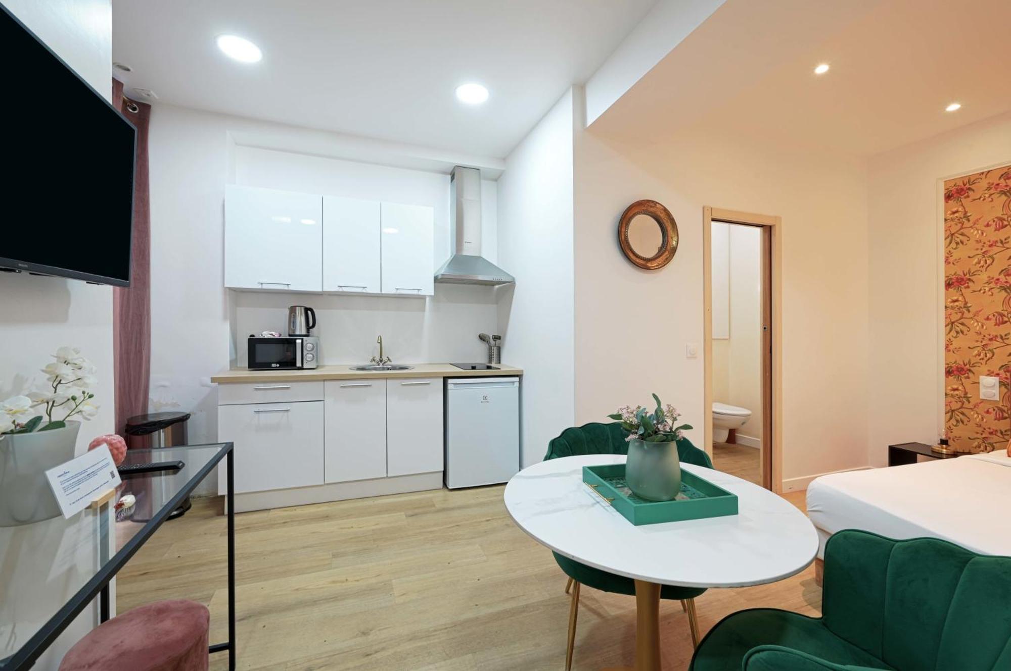 Modern Renovated Studio With A Touch Of Gilded Glamour Central Paris Apartment Exterior photo