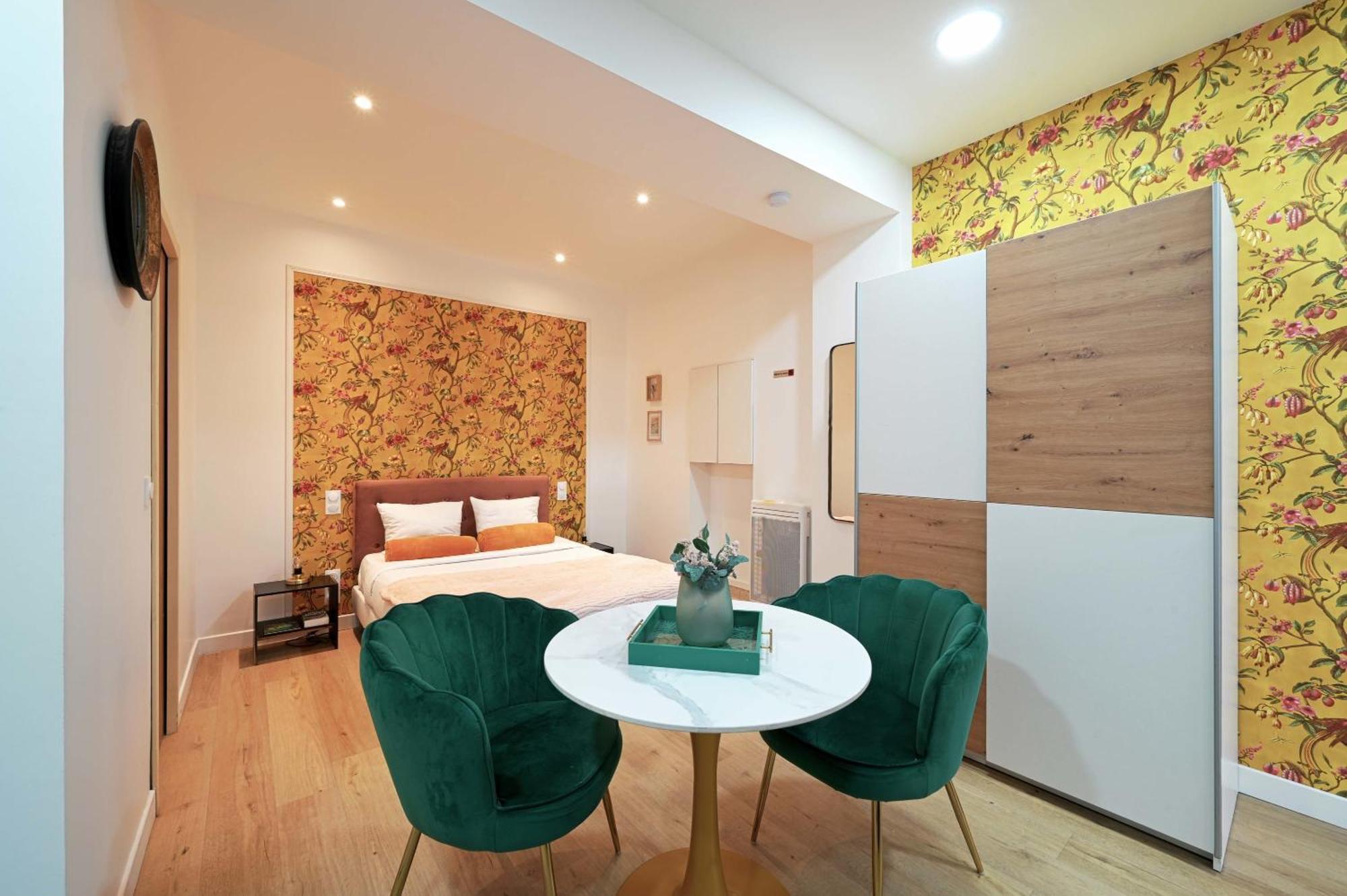 Modern Renovated Studio With A Touch Of Gilded Glamour Central Paris Apartment Exterior photo